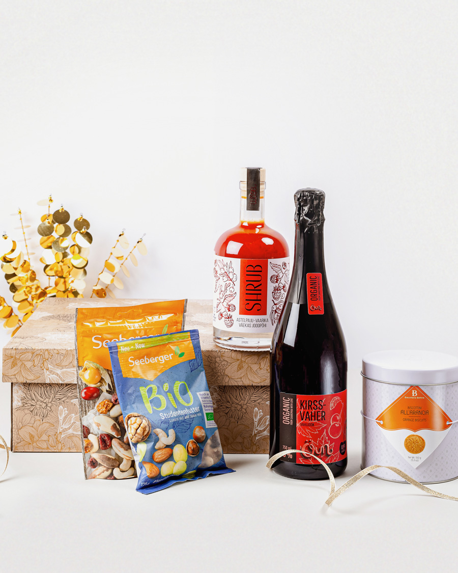 Kinkekarp kirsi-vahtra vahujoogi ja astelpaju-vaarika Shrubiga (alkoholivaba)
